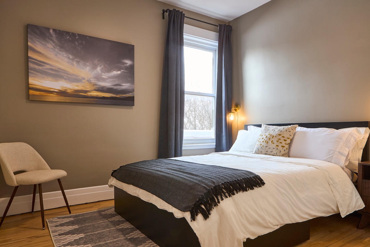 ¡Segunda habitación privada, ideal para relajarse después de un día ajetreado! Comodidad absoluta con una cama acogedora, un gran armario y un práctico almacenamiento debajo de la cama. ¡Un espacio acogedor, íntimo y bien pensado para una noche reparadora!