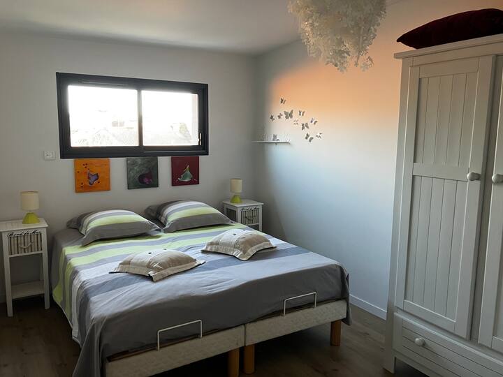 4 jednostruka kreveta, uključujući:
- 2 električne šarke koje se mogu sastaviti kako bi se pretvorile u bračni krevet 160x200
- 2 sklopiva kreveta za jednu osobu 80x190
Navedite svoj izbor u trenutku ugovaranja rezervacije kako bismo imali ispravnu konfiguraciju kreveta