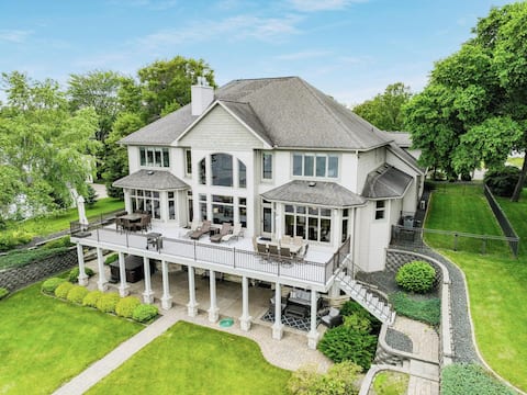 Luxury Private Lakefront Home on Lake Chetek