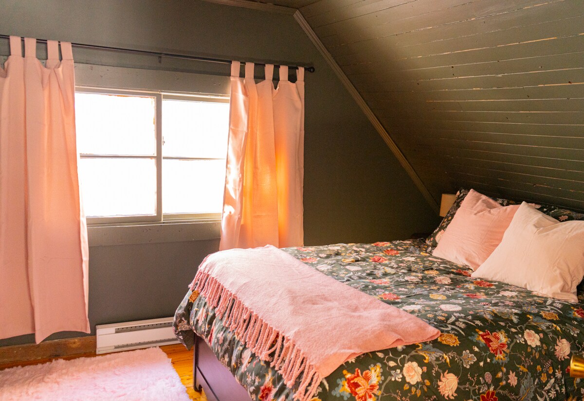 Habitación en el ▫️segundo piso/habitación para niños con cortinas opacas. 
▫️Los armarios de almacenamiento incluyen juegos de mesa y libros 
¡Alfombra ▫️acolchada ideal para los dedos pequeños! 
