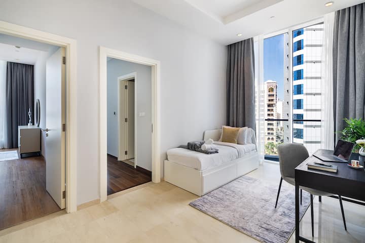 学习区——可轻松用作安静的工作区，或配备单人床或双人床的额外睡眠区。