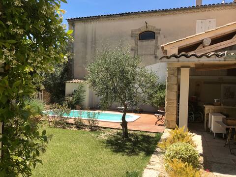 House with pool for 12