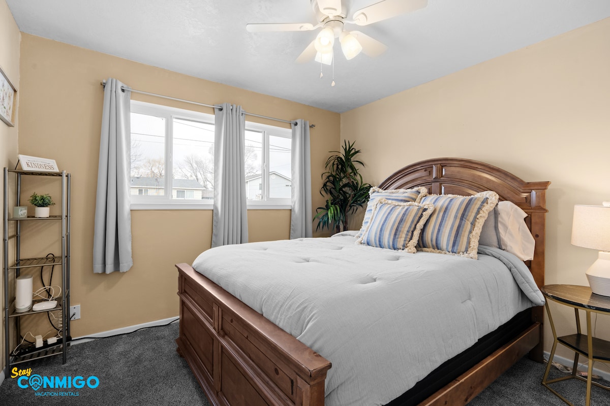 Habitación luminosa con luz natural.