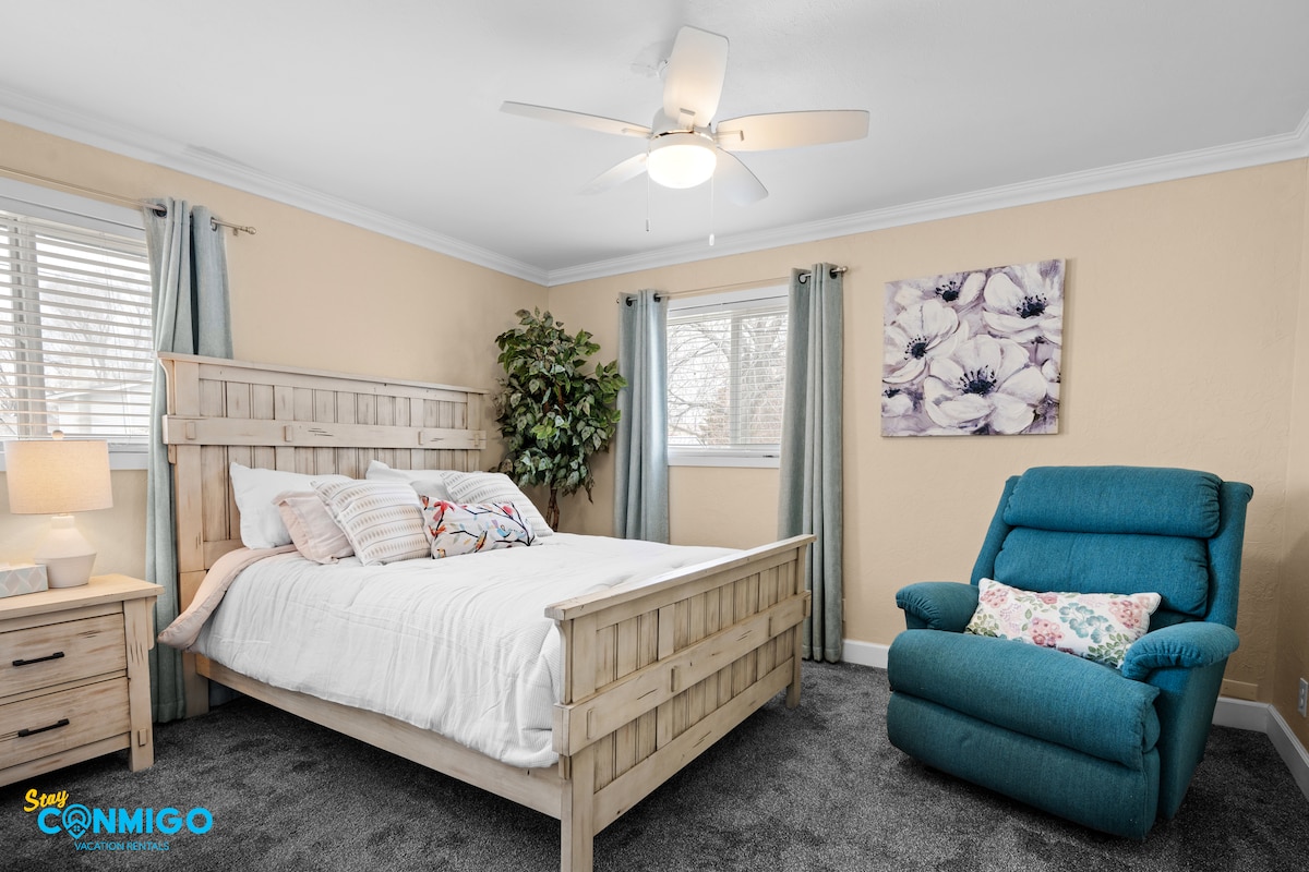 Dormitorio acogedor con silla de lectura