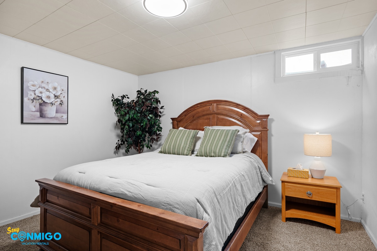 Dormitorio en la planta baja con cama tamaño Queen.