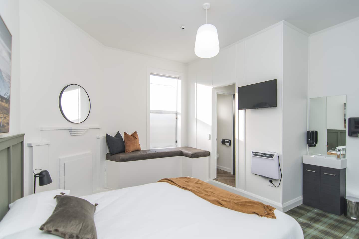 Deluxe Queen Ensuite & Free Continental Breakfast 4