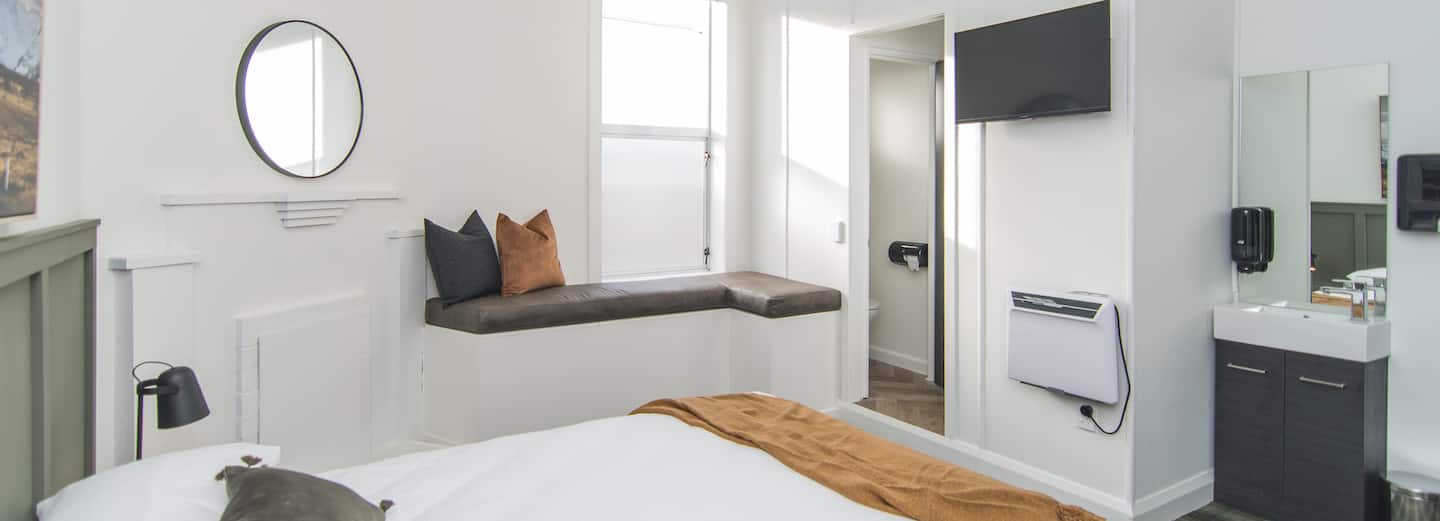Deluxe Queen Ensuite & Free Continental Breakfast 5
