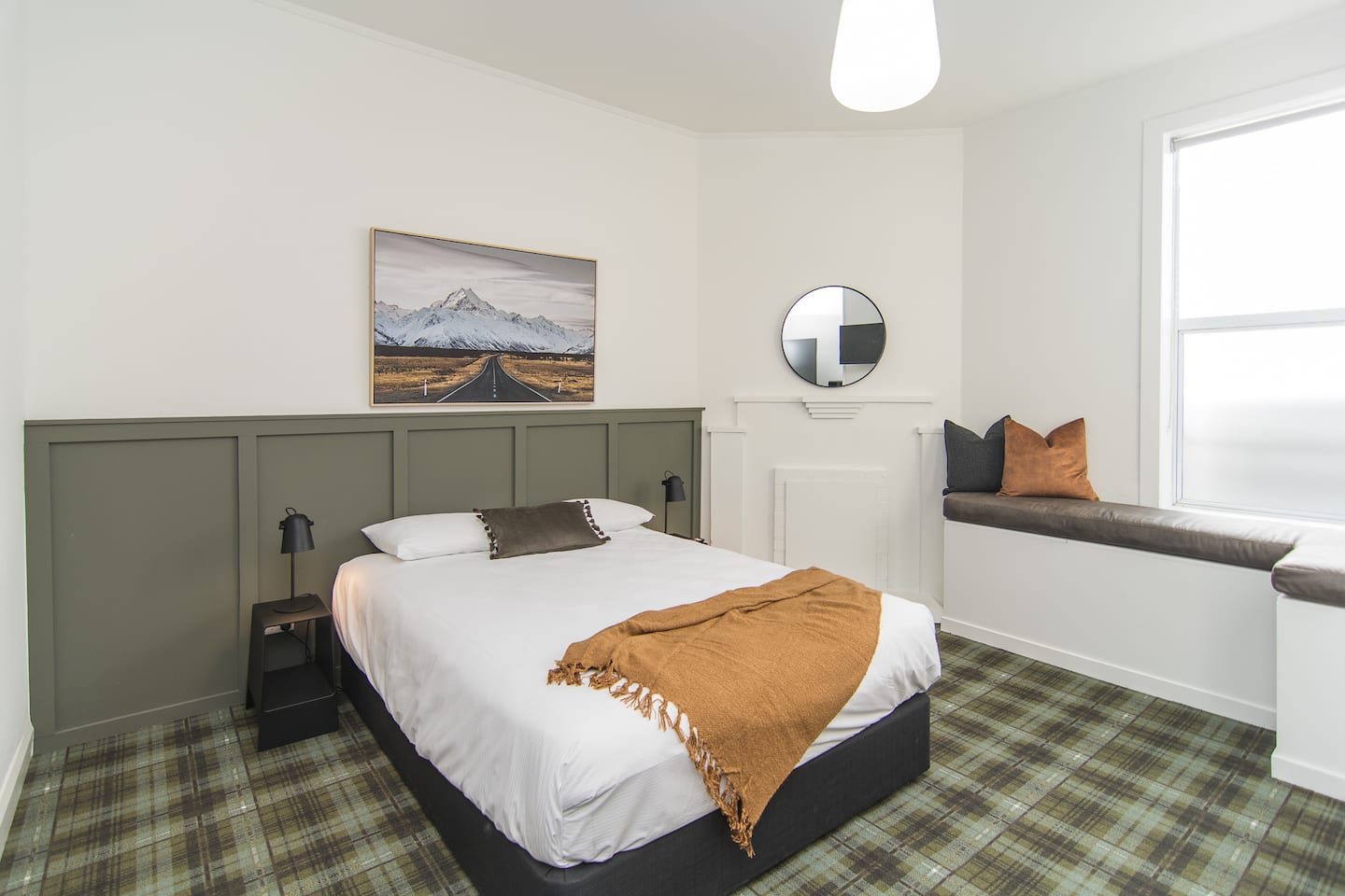 Deluxe Queen Ensuite & Free Continental Breakfast 3