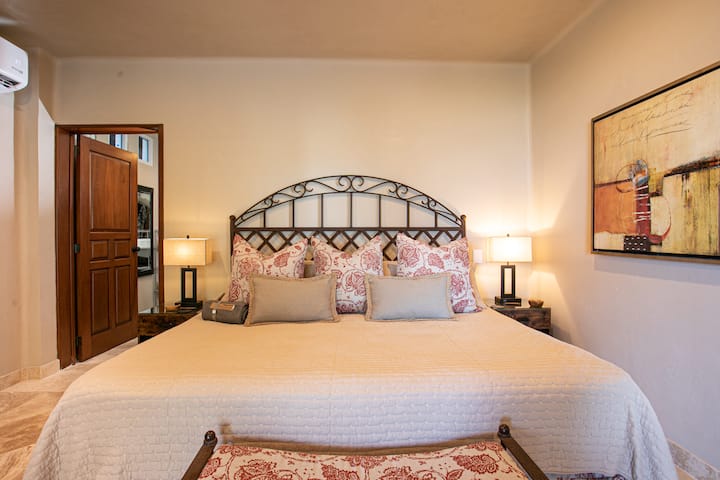 GLAVNA SPAVAĆA SOBA S ORMAROM I KADOM
