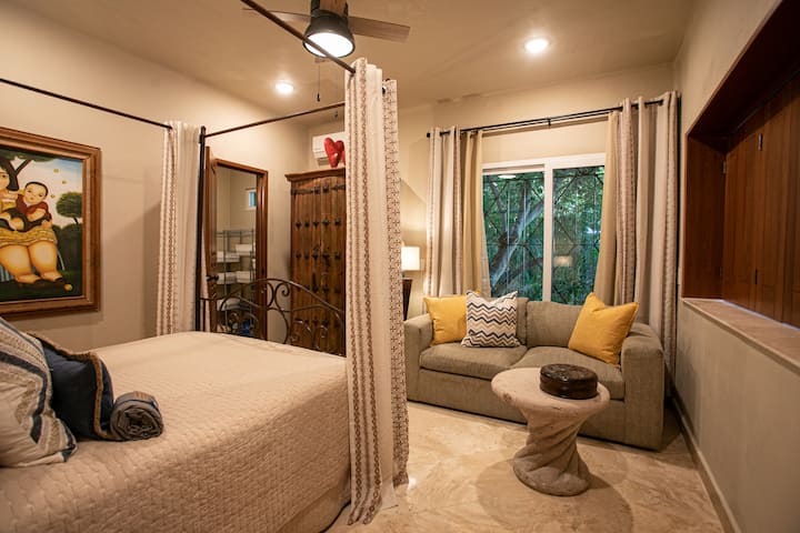 SPAVAĆA SOBA ZA GOSTE NA UGLU S ROLETNAMA U DNEVNOM BORAVKU