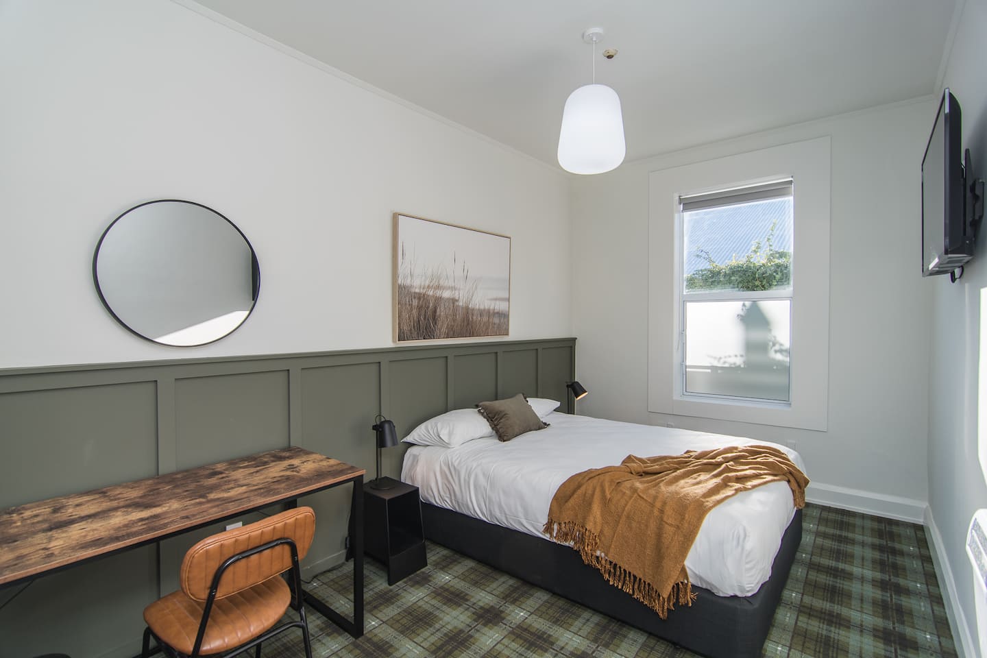 Classic Queen With Shared Bathroom 3