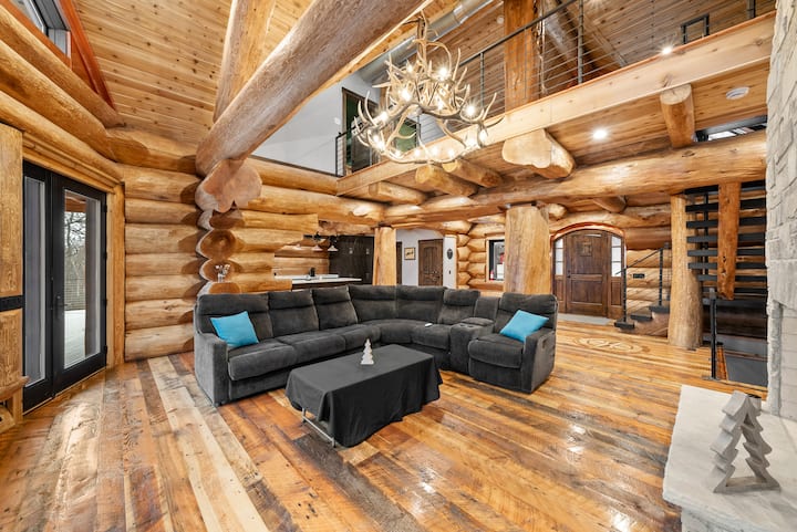 South Elder Acres: Spacious Cabin W/pool & Hot Tub - Lake Geneva, WI