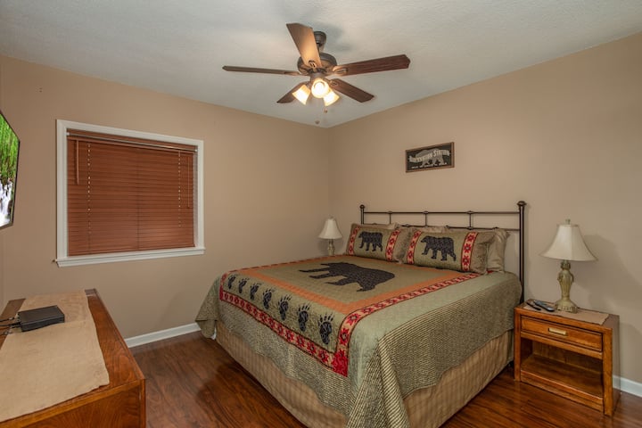 PREDNJA SPAVAĆA SOBA IMA BRAČNI KREVET, STROPNE VENTILATORE, CIJELI ORMAR SMART TV