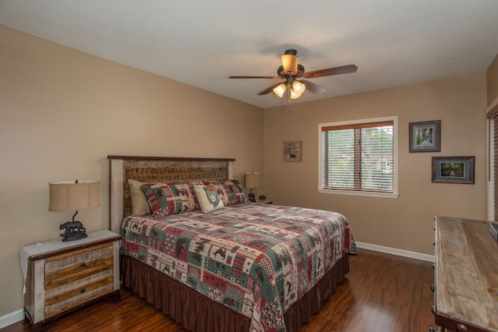 STRAŽNJA SPAVAĆA SOBA 2 ima BRAČNI KREVET, STROPNI VENTILATOR, ULAZNA VRATA NA BALKON, CIJELI ORMAR, KOMODU S LADICAMA. STOLIĆI