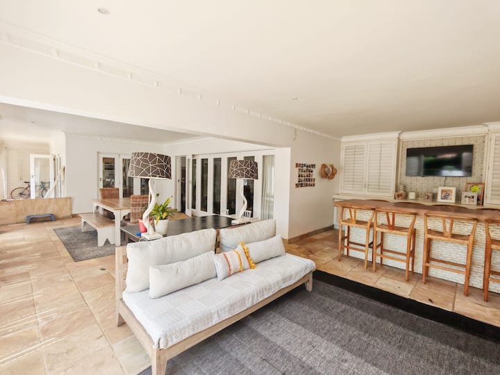 Beautiful Family Home With Pool In Durban North - Durban