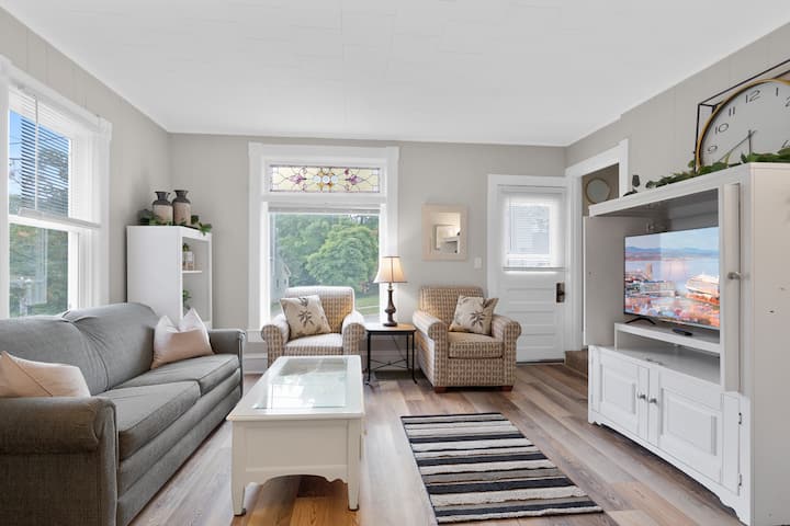 Home W/ Mother-in-law - Tour The 906! Sleeps 10 - Marquette, MI