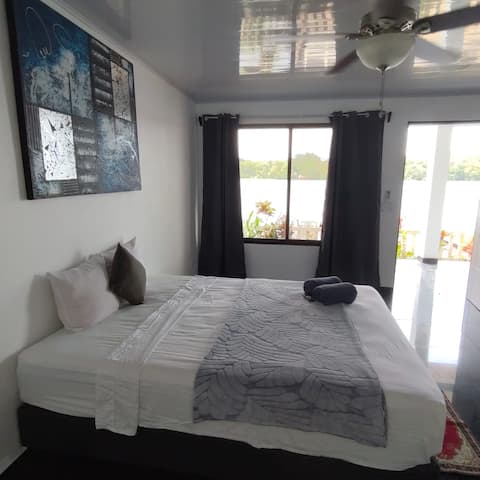 Room facing the river 6