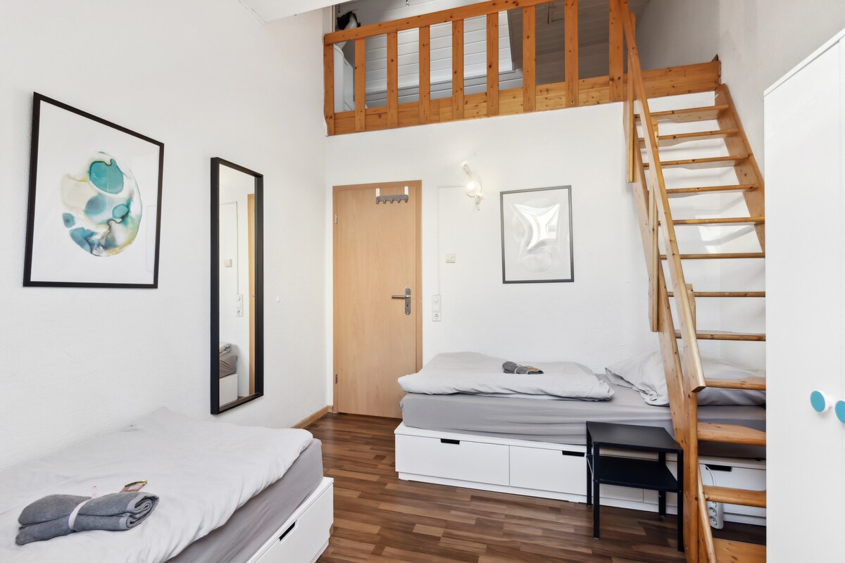 卧室配有两张单人床、一面镜子和实用的床下储物空间，供您存放衣物。