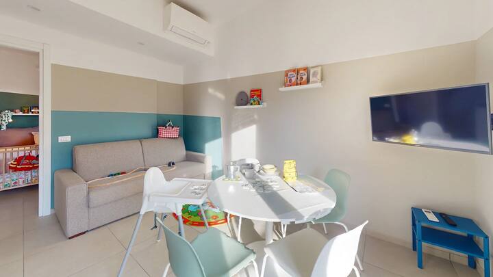 Kauč i stol za objedovanje.