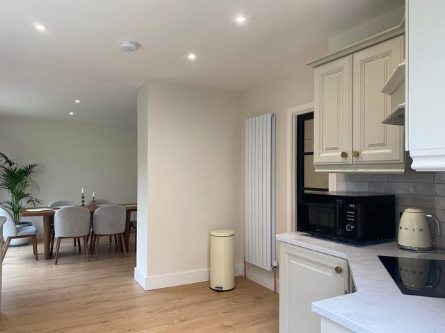 5 bedroom-20mins to citycentre by car-free parking gallery image 5