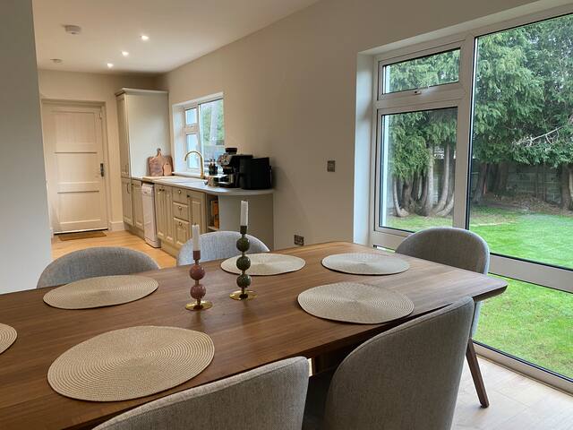 5 bedroom-20mins to citycentre by car-free parking gallery image 2