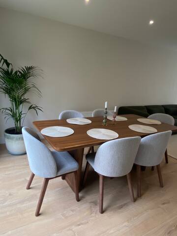 5 bedroom-20mins to citycentre by car-free parking gallery image 3