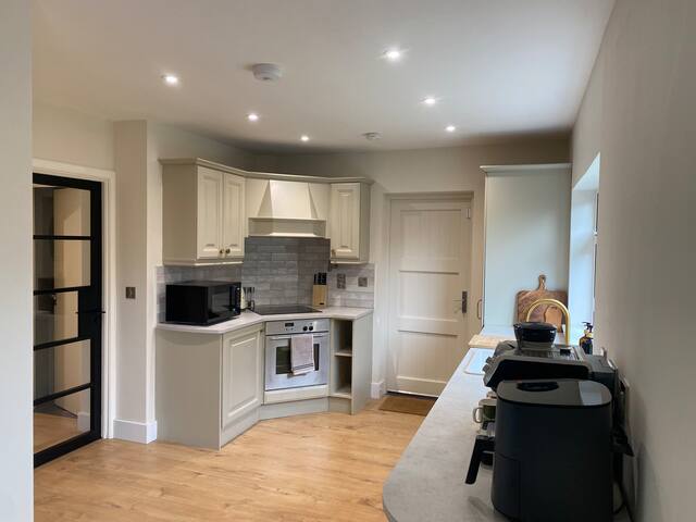 5 bedroom-20mins to citycentre by car-free parking gallery image 4