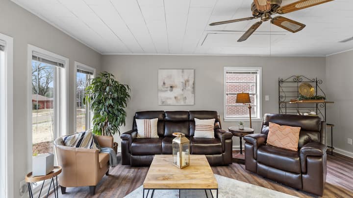 Charming, Clean Comfort Near I30 - Texarkana, TX
