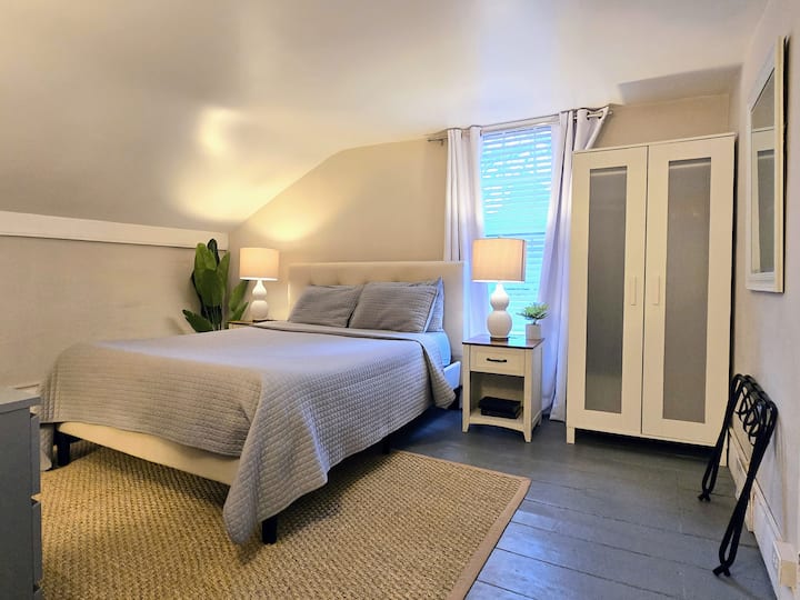 Whether you're passing through town or spending a week or more, the spacious bedrooms offer convenience with luggage racks, chests of drawers and wardrobe storage options. 
