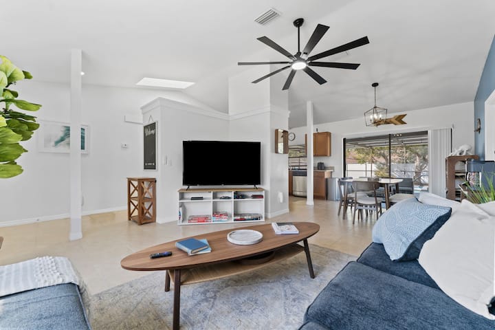 Coastal Retreat | Sleeps 8| Rec Room - Spring Hill, FL