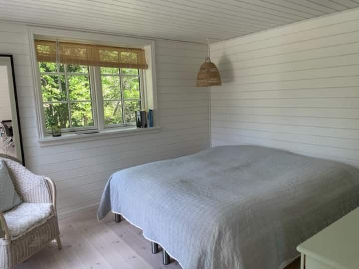 Chambre avec sortie sur la terrasse devant la maison, lit double 180 * 200 cm