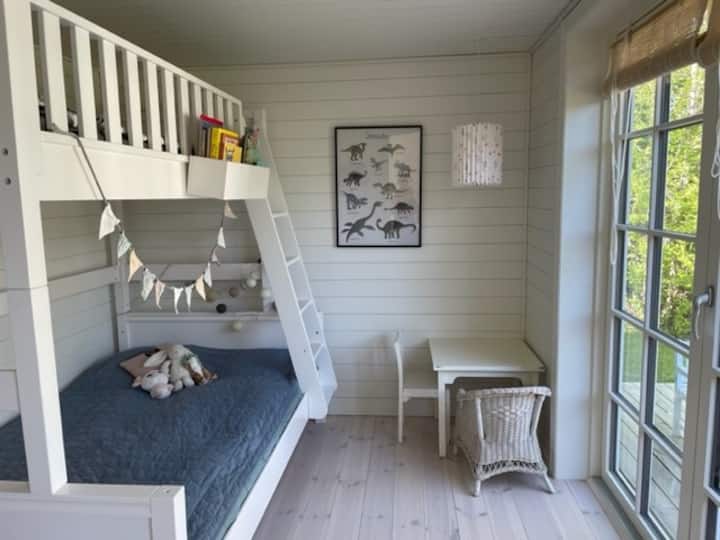 Chambre d'enfants avec accès à la terrasse à l'arrière de la maison. La couchette inférieure mesure 120 * 200 cm, la couchette supérieure 90 * 200 cm (la couchette supérieure ne convient qu'à un enfant de moins de 7 ans environ en raison de la hauteur au plafond).