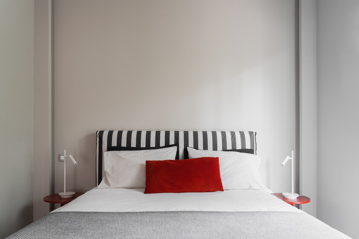 Descubre nuestro acogedor apartamento en el primer piso en Thissio, Atenas. Disfruta de las comodidades modernas, la luz natural y el fácil acceso a la Acrópolis, las animadas cafeterías y los sitios históricos. ¡Disfruta del auténtico encanto ateniense en su mejor expresión! Thissio Acropolis Historic Flat 1