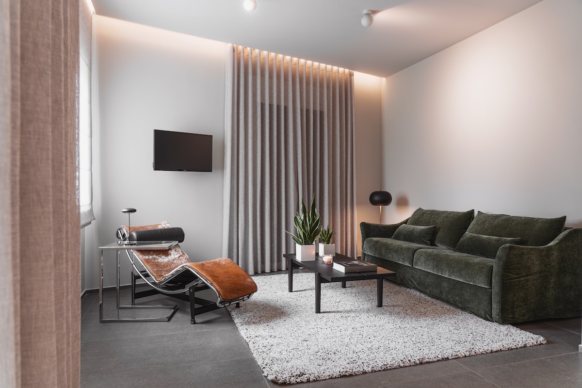 Descubre nuestro acogedor apartamento en el primer piso en Thissio, Atenas. Disfruta de las comodidades modernas, la luz natural y el fácil acceso a la Acrópolis, las animadas cafeterías y los sitios históricos. ¡Disfruta del auténtico encanto ateniense en su mejor expresión! Thissio Acropolis Historic Flat 1 