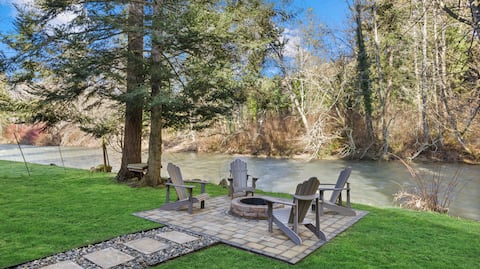 The Bear River Lodge w/ Hot tub and Sauna