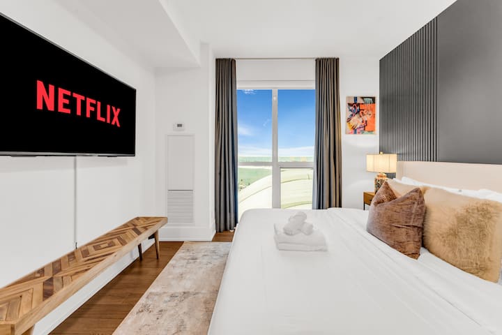 Panoramic City View | CN Tower Penthouse Sleeps 10 gallery image 4