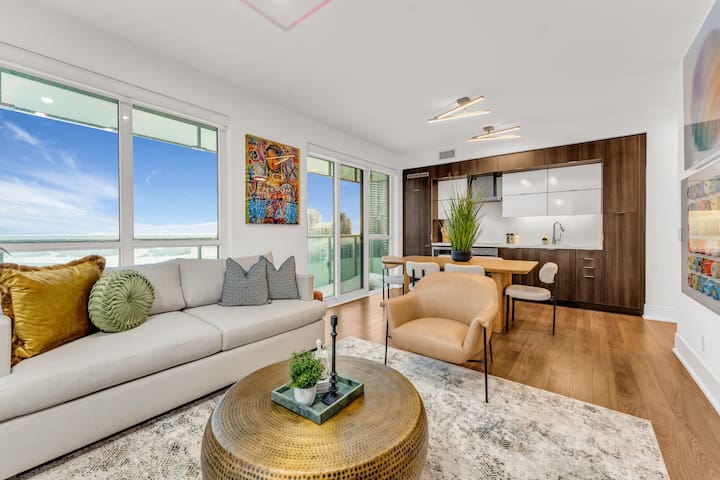 Panoramic City View | CN Tower Penthouse Sleeps 10 gallery image 2