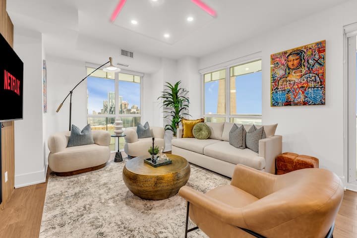 Panoramic City View | CN Tower Penthouse Sleeps 10