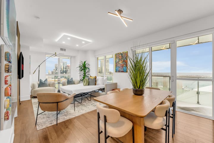 Panoramic City View | CN Tower Penthouse Sleeps 10 gallery image 3