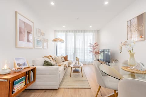 @Elegant CBD Stay | Comfort & Style Apt w Parking