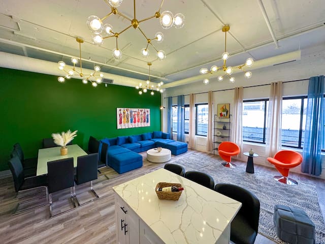 Spacious 6BR Suite Near McCormick & Soldier Field