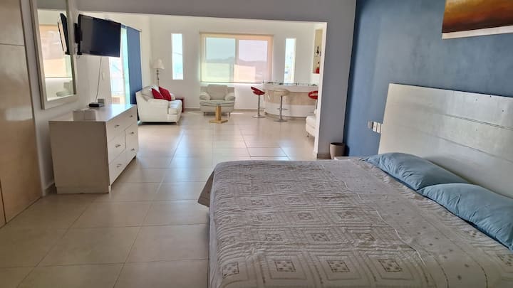 רקמרה 1, מיטת קינג סייז עם טרקלין ומיני בר