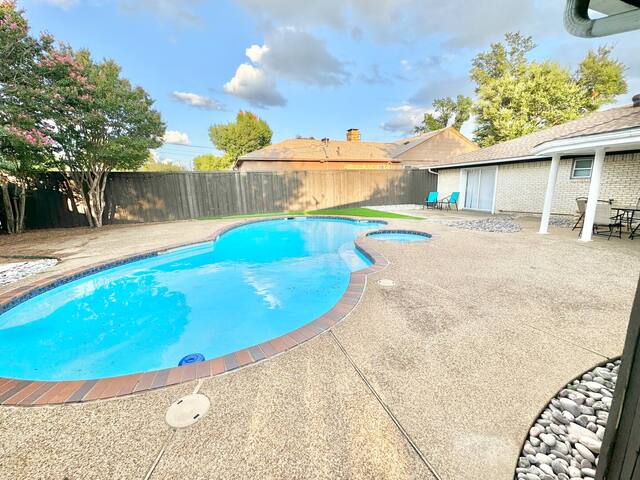 Darvany Haven: Pool & Spa Retreat @ Prime Location gallery image 3