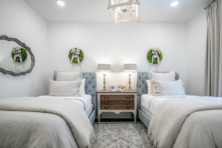 Útočisko pokoja - oddelené postele, zdobené mäkkou posteľnou bielizňou, pozývajú na relaxáciu a sladké sny.