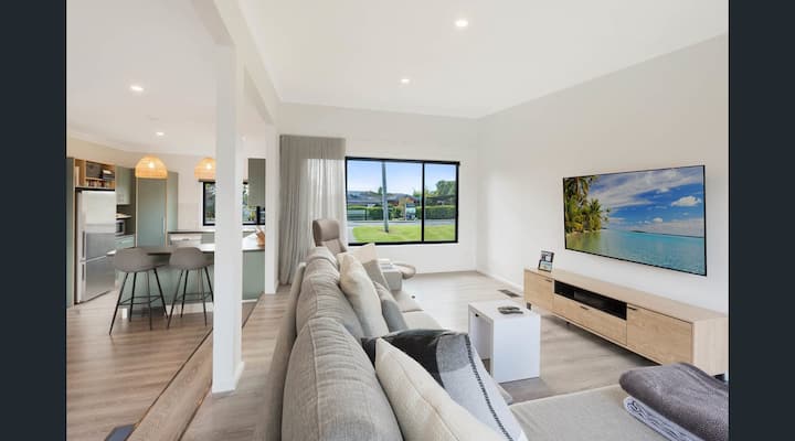 Family & Pet Friendly Lakeview Retreat - Tura Beach