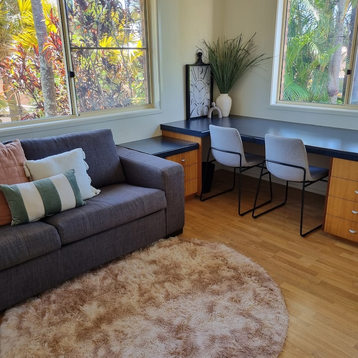 Spálňa 4/Študovňa
Táto izba má pohodlnú rozkladaciu pohovku pre dve osoby, ktorá je vybavená krásnou posteľnou bielizňou a mäkkými vankúšmi. Tento priestor dotvára veľký písací stôl, klimatizácia, stropný ventilátor a jednoduché umelecké diela a dekorácie.