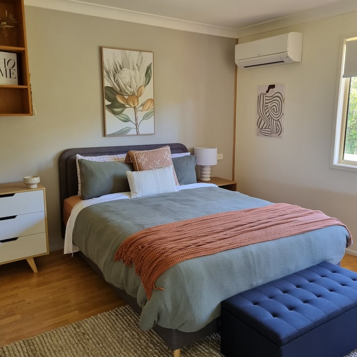 Spálňa 2 - menšia manželská posteľ
Vysoko kvalitná posteľná bielizeň, klimatizácia pre celoročné pohodlie a štýlová s starostlivosťou a ohľaduplnosťou - dobré rána začínajú tu.