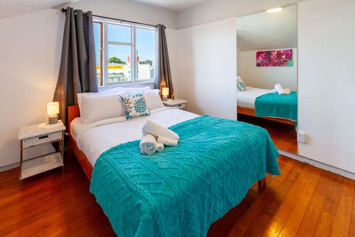 Dormitorio acogedor y minimalista con sábanas blancas frescas y una manta suave.