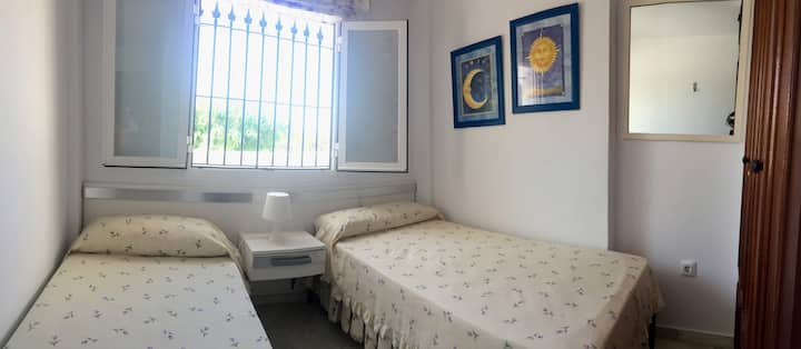Dhomë gjumi me dy krevate të ndritshëm dhe të këndshëm 90 cm.