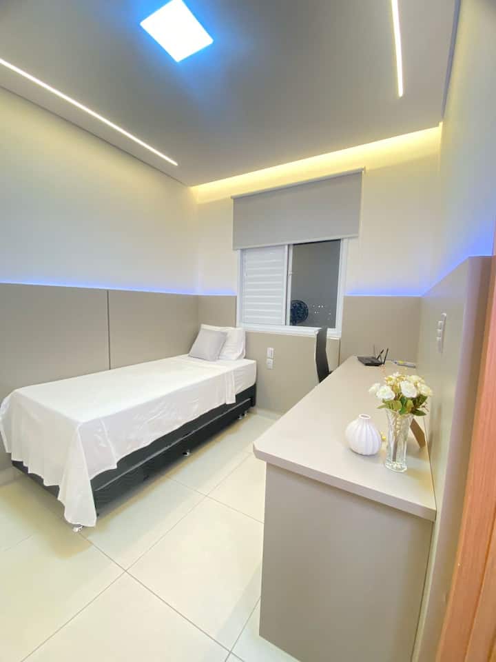 Kona ndogo yenye starehe, yenye kitanda kimoja (chenye msaidizi) - "Mtindo wa droo"